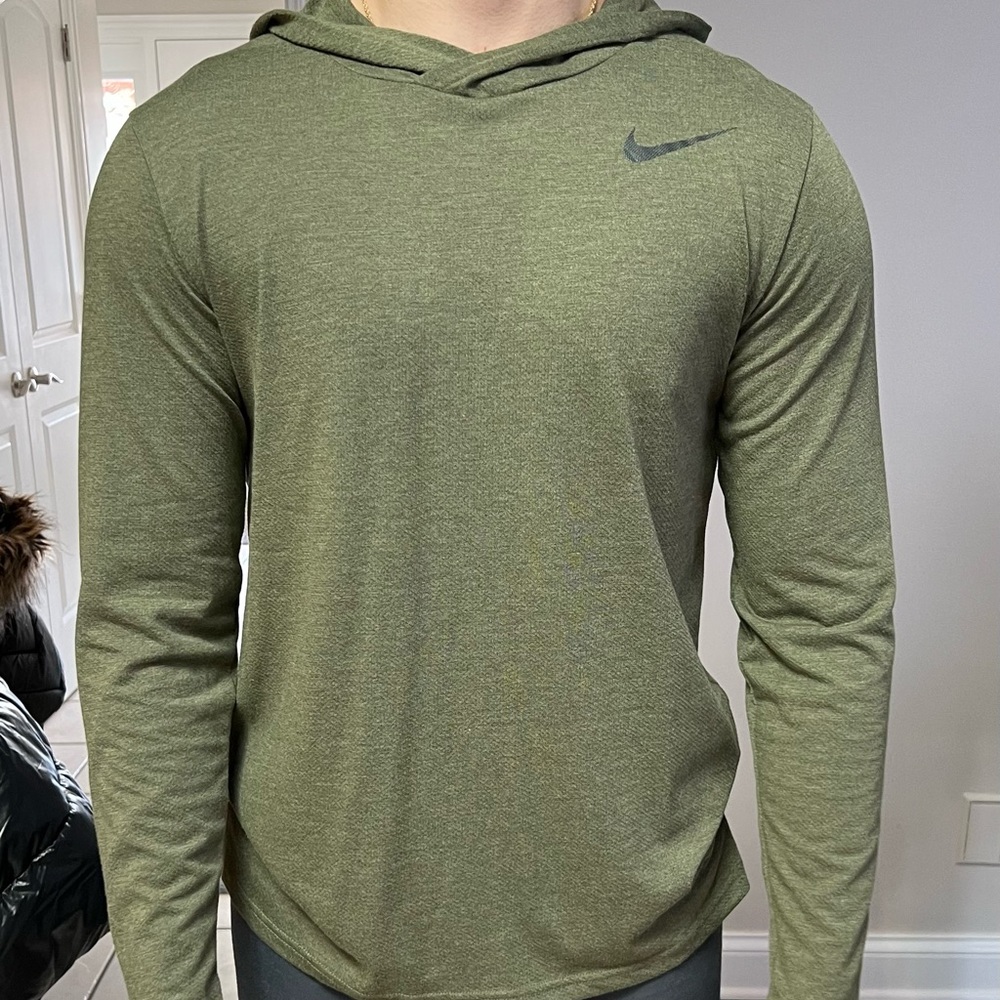Men’s Nike hooded long sleeve shirt. Perfect condition!